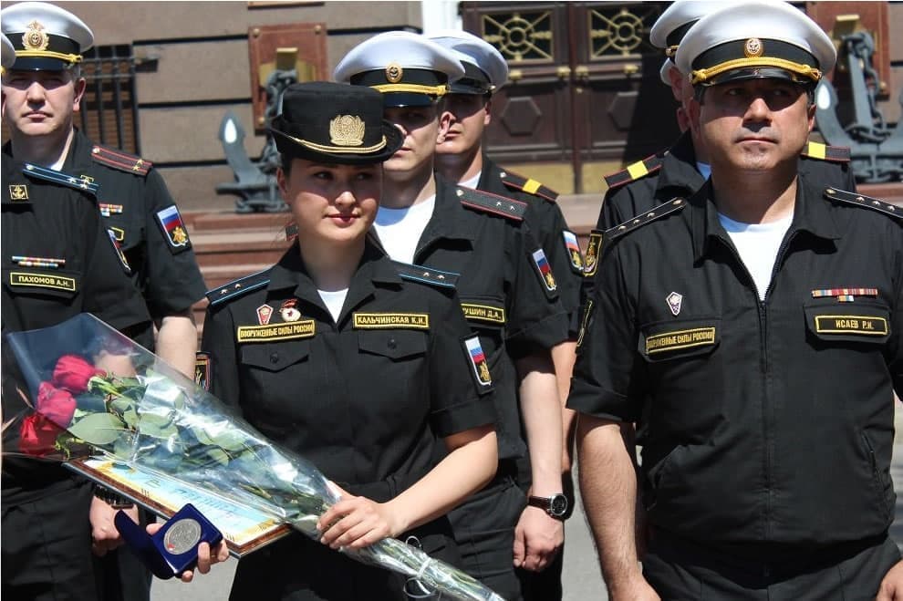 в калининграде наградили потерявшую туфлю участницу парада в калининграде наградили потерявшую туфлю участницу парада