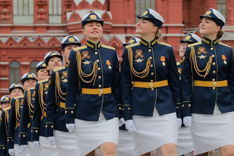 военным придется соблюдать жесткие меры безопасности - "по брусчатке в масках" военным придется соблюдать жесткие меры безопасности - "по брусчатке в масках"
