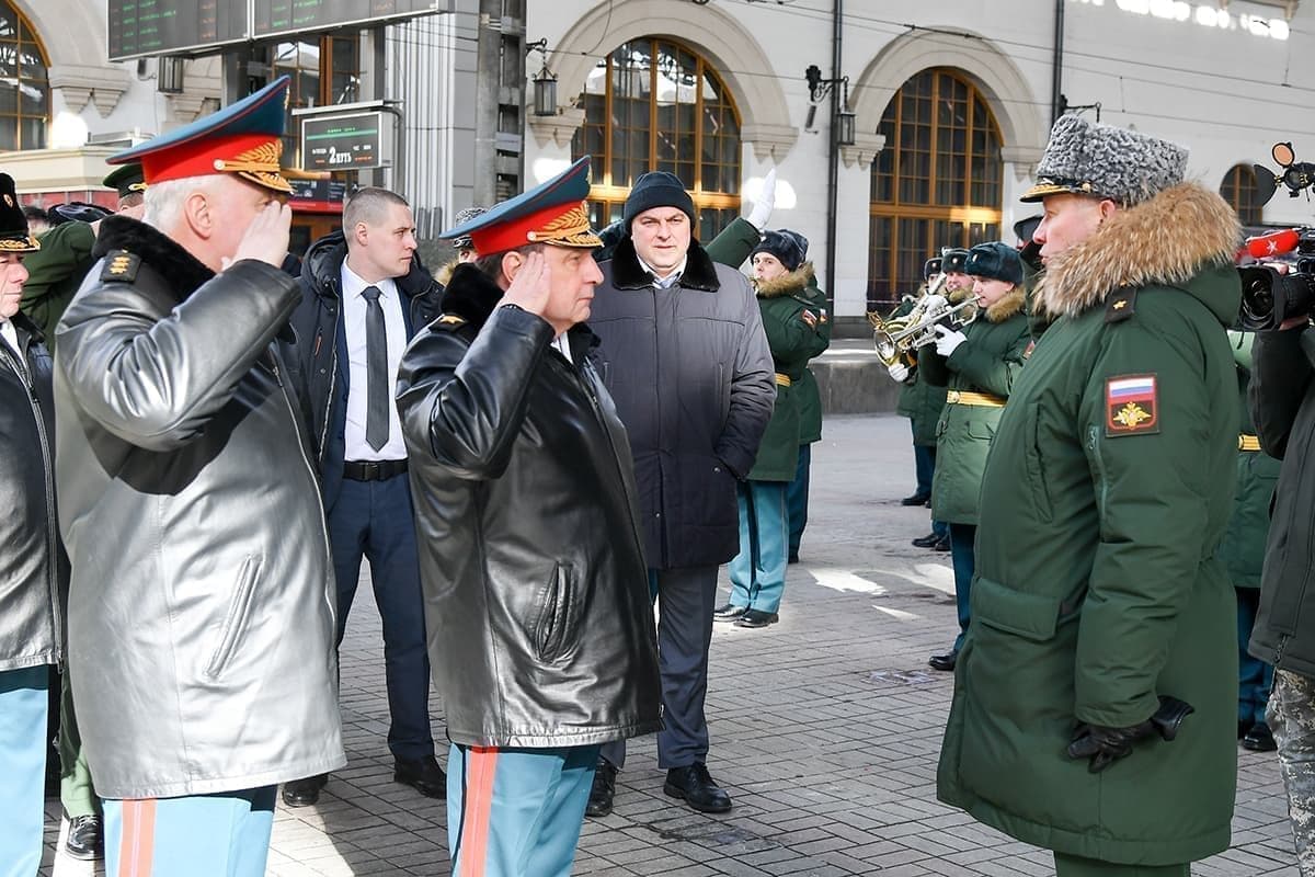 поезд с трофейным оружием сирийских боевиков отправился по городам россии поезд с трофейным оружием сирийских боевиков отправился по городам россии