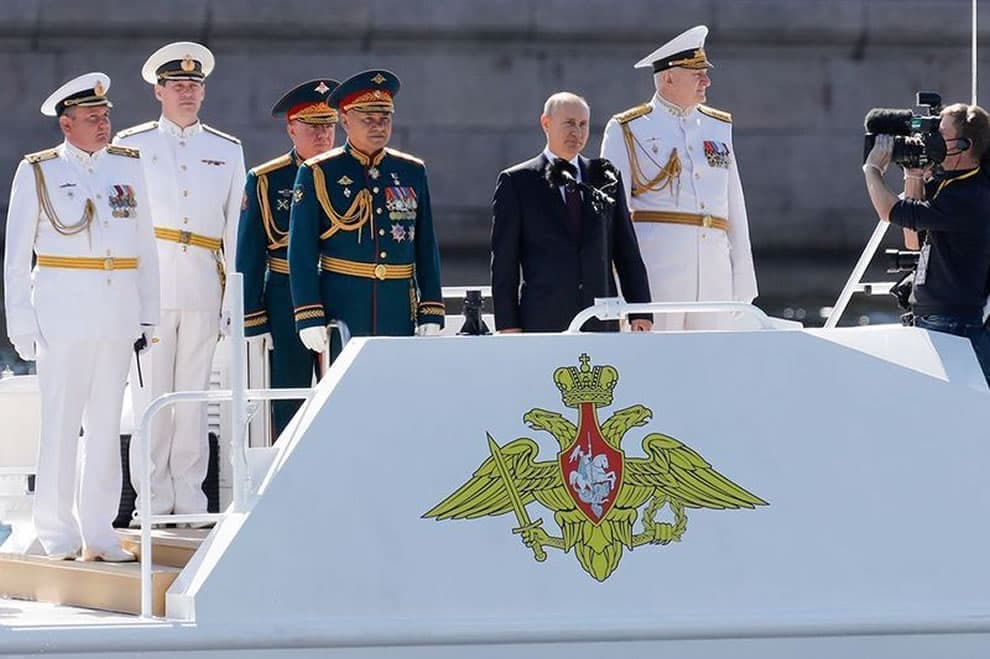 владимир путин принял главный военно-морской парад в санкт-петербурге владимир путин принял главный военно-морской парад в санкт-петербурге